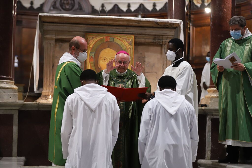 Diakonenweihe in Santa Maria in Trastevere von zwei jungen Männern der Gemeinschaft Sant'Egidio in Nigeria. Homilie von Erzbischof Vincenzo Paglia